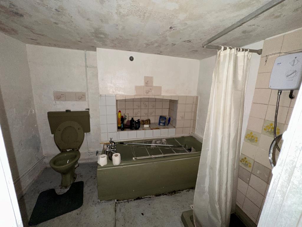Lot: 151 - FREEHOLD RESIDENTIAL ON HIGH STREET WITH OUTSIDE SPACE FOR REFURBISHMENT - 